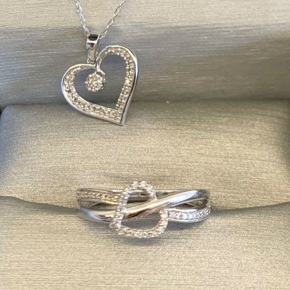 10 Kt Heart Shaped Diamond Necklace and Ring Set. Size 7 - Picture 1 of 2